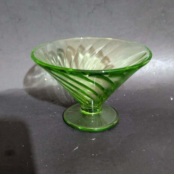 Vintage Green Depression Vaseline Glass Sherbet Dish Custard Federal Pattern Glo - Picture 3 of 6